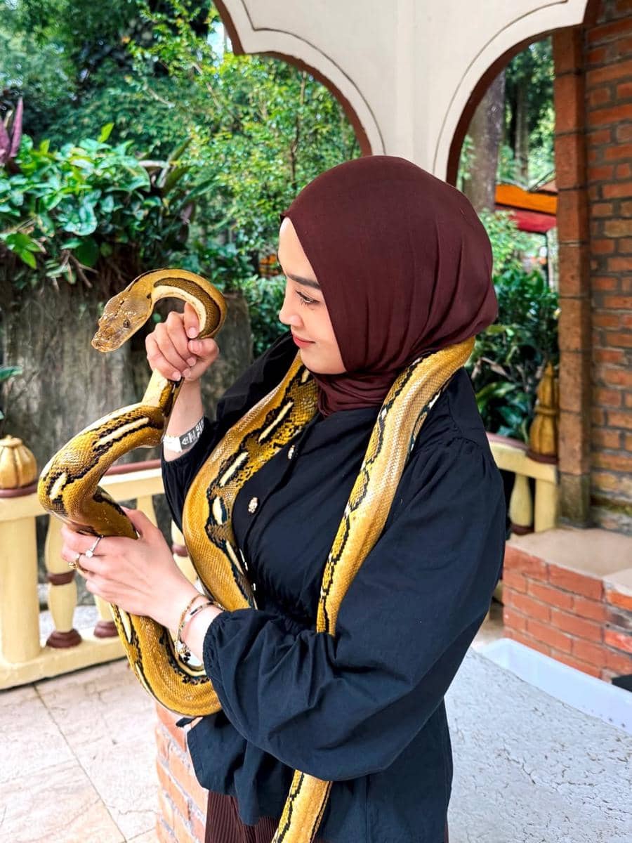 Ririe Fairus dan buah hati berlibur ke Taman Safari Bogor.