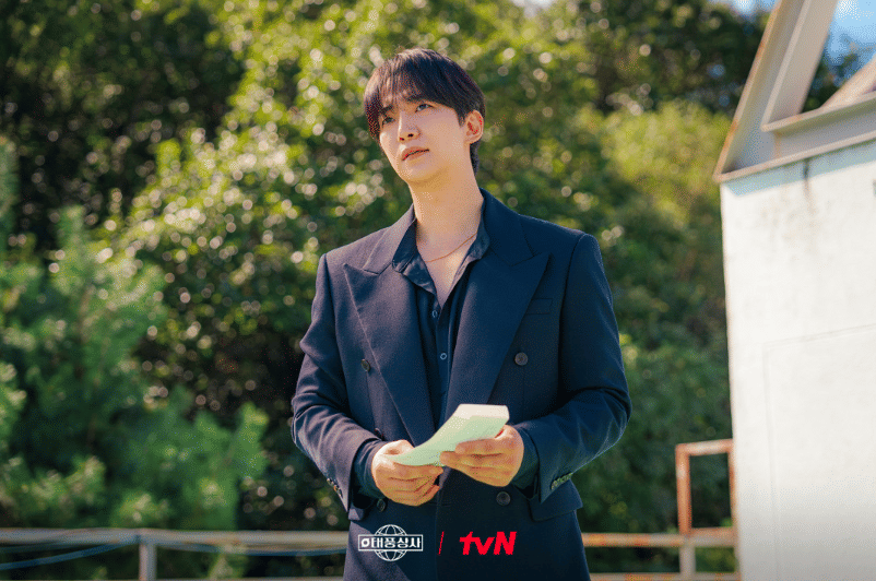 cuplikan drama Typhoon Family