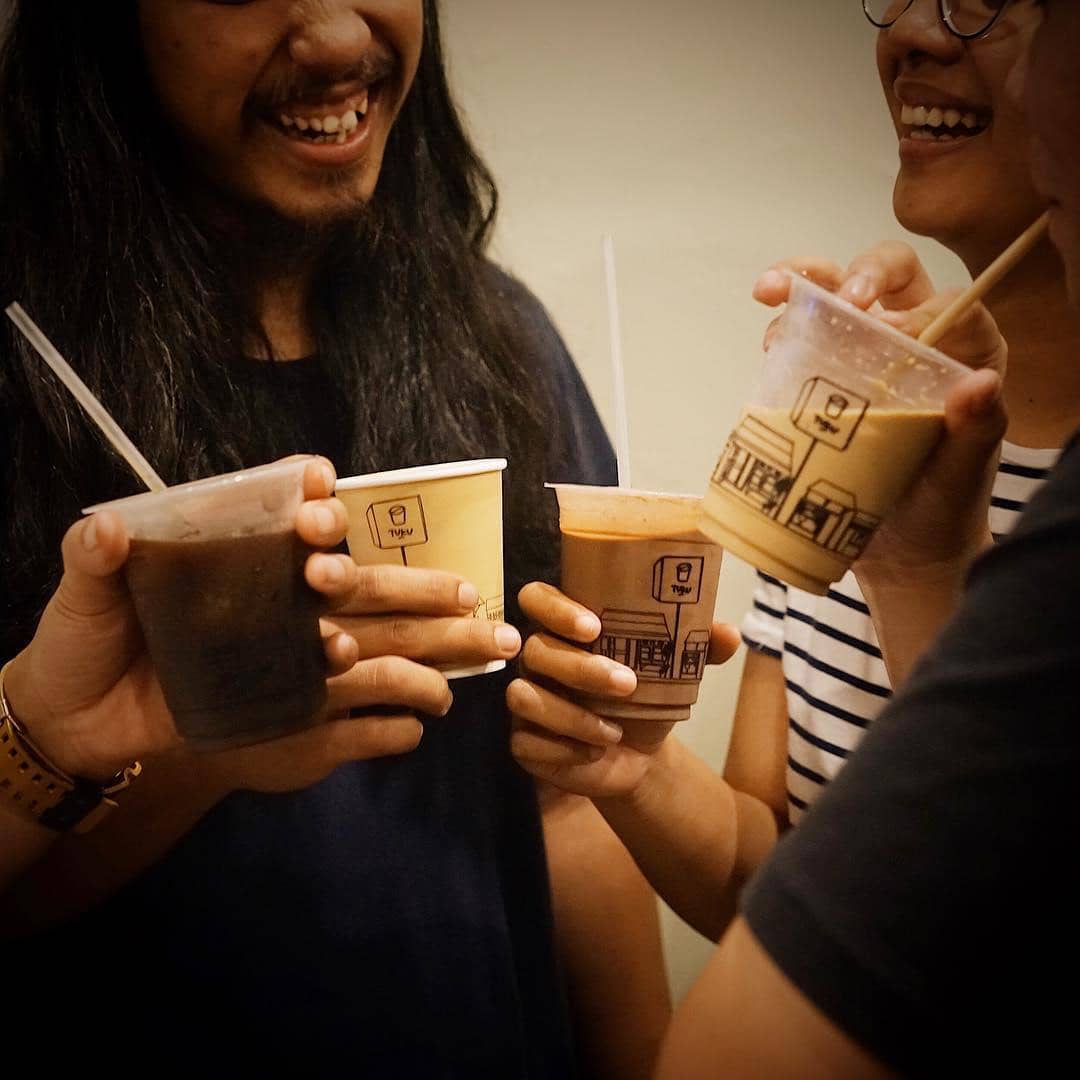 menikmati Kopi Tuku dengan teman-teman