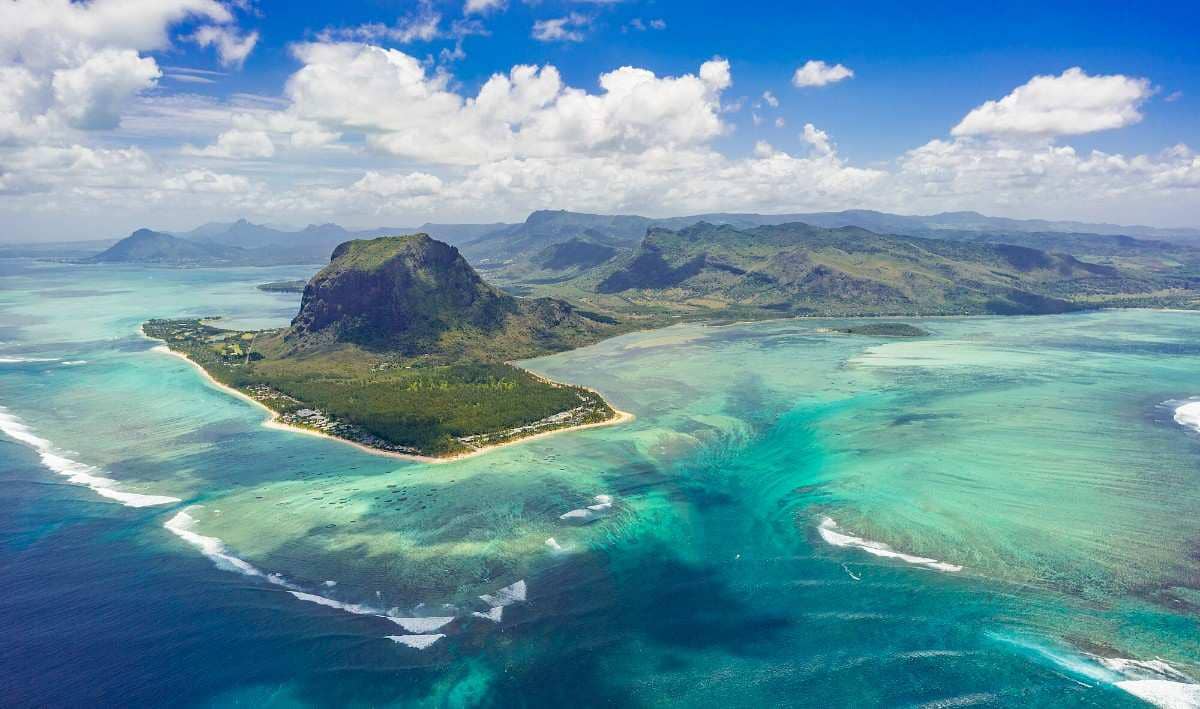 Ilustrasi underwater waterfall di Mauritius