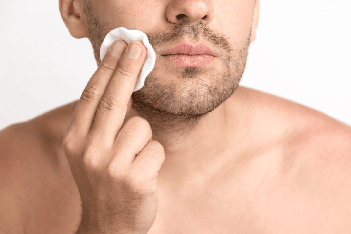 ilustrasi pria menggunakan toner AHA