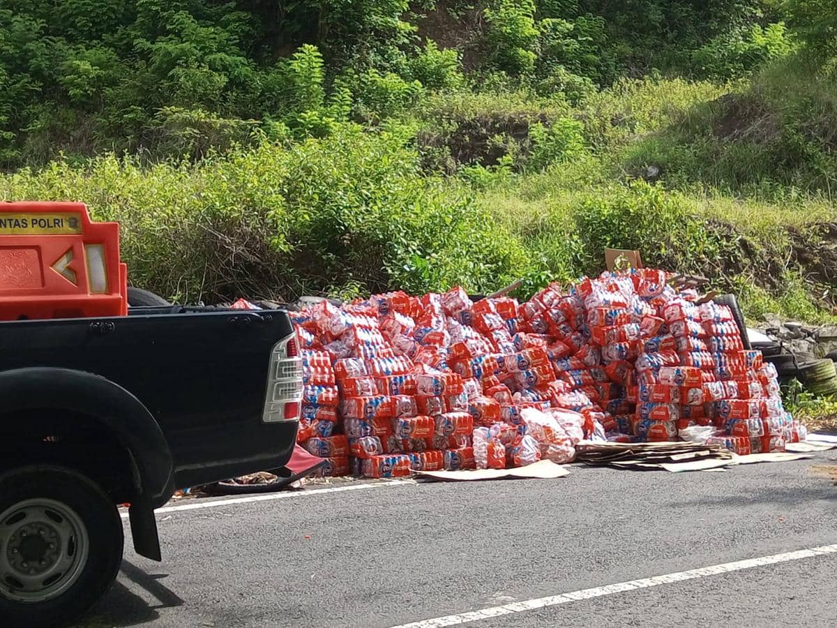 Tak kuat menanjak di Bukit Bego truk muatan kemasan air mineral terbalik di Bukit Bego Bantul. 
