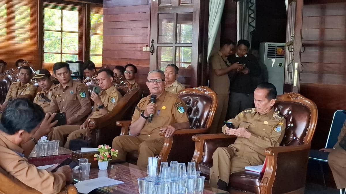 Kades di Sintang protes soal dana desa yang tak cair. 