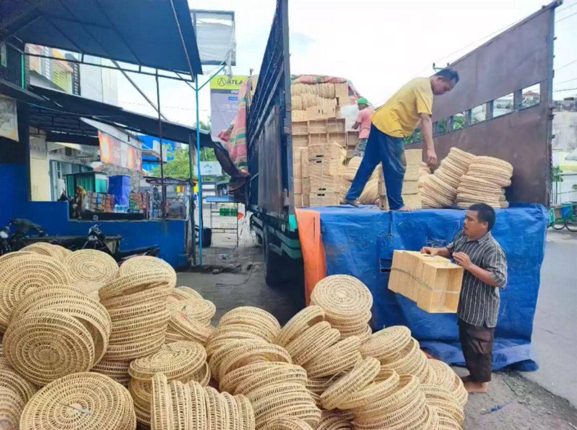 Proses pengiriman produk anyaman Hanuman Craft. (Dok. Sayu Putu Seni)