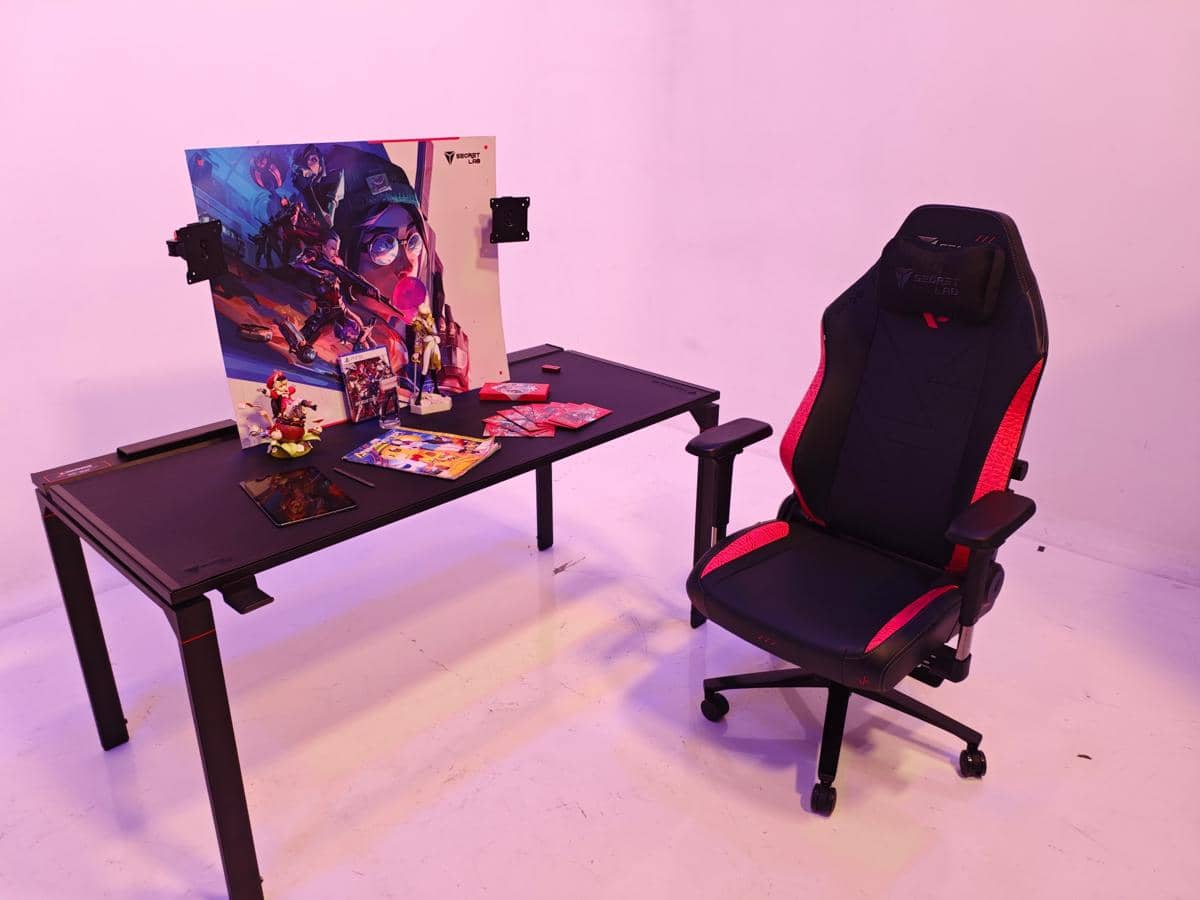 Secretlab TITAN Evo Valorant Edition dan Secretlab MAGNUS Metal Desk. 