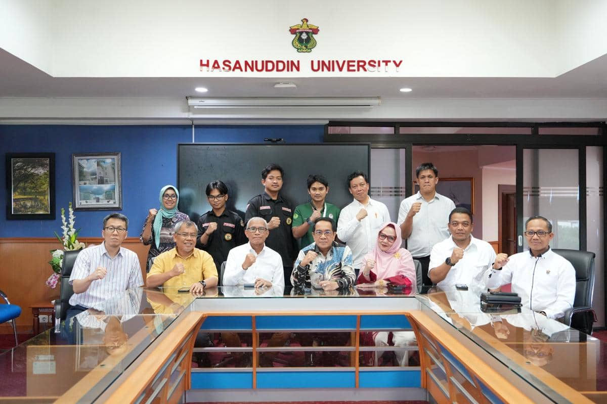 Tim Bantuan Medis dari Universitas Hasanuddin (Unhas) Makassar saat bertemu Rektor Unhas, Prof. Jamaluddin Jompa, Senin (1/12/2025). Dok. Humas Unhas