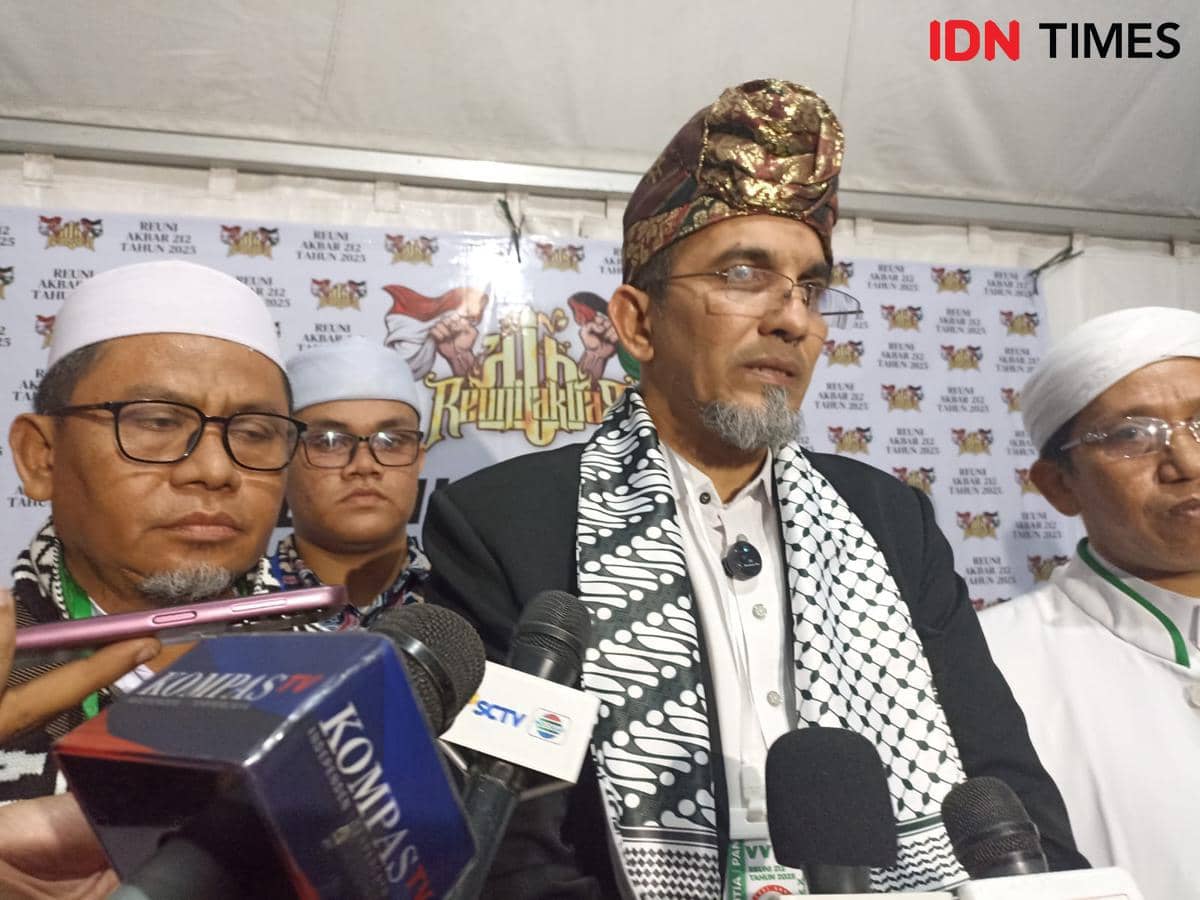 Ketua SC Reuni 212, K.H. Ahmad Sobri Lubis dalam Reuni 212 di Monas, Selasa (2/12/2025). (IDN Times/Dini Suciatiningrum)