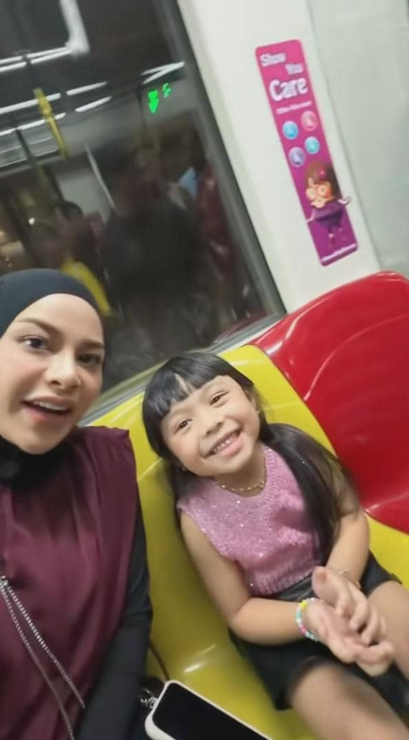 Aurel dan Ameena nonton BLACKPINK