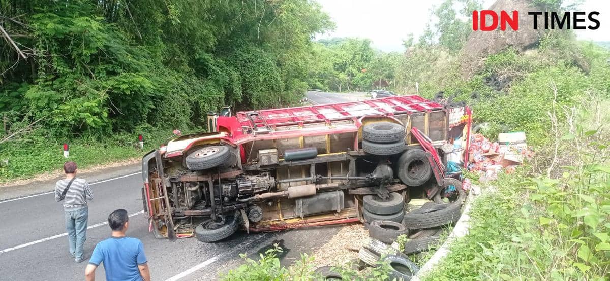 Tak kuat menanjak di Bukit Bego truk muatan kemasan air mineral terbalik di Bukit Bego Bantul.