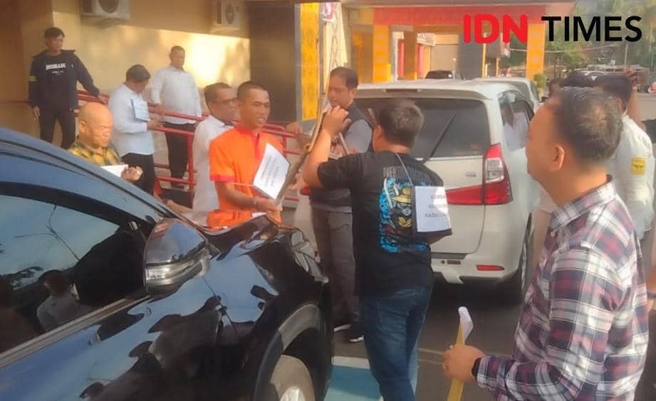 Adegan rekonstruksi pembunuhan sopir truk di Palembang digelar di Polrestabes Palembang (IDN Times/Rangga Erfizal)