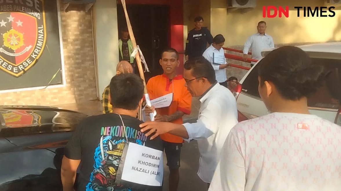 Adegan rekonstruksi pembunuhan sopir truk di Palembang digelar di Polrestabes Palembang (IDN Times/Rangga Erfizal)