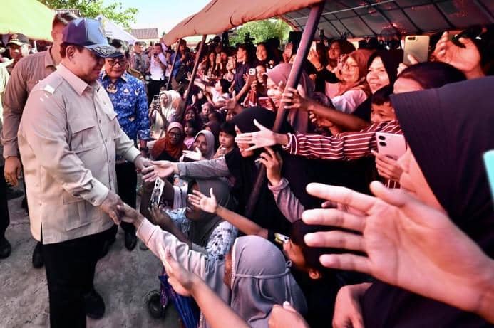 Prabowo dan Arifah Fauzi tinjau posko bencana banjir di Padang