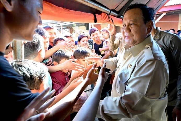 Prabowo dan Arifah Fauzi tinjau posko bencana banjir di Padang
