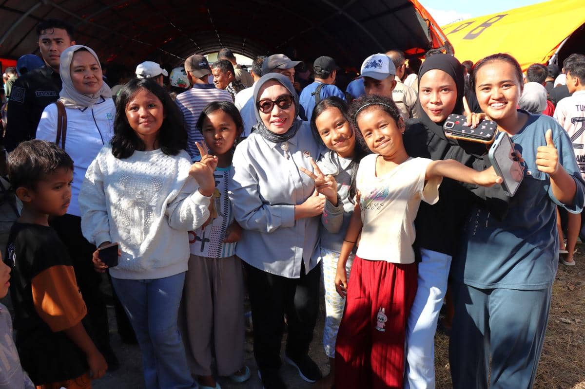 Menteri PPPA Arifah Fauzi tinjau posko bencana banjir di Padang