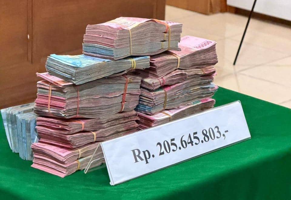 Penyidik Kejari Pangkep menyita uang sebesar Rp205.645.803 (Dok. Humas Kejari Pangkep)