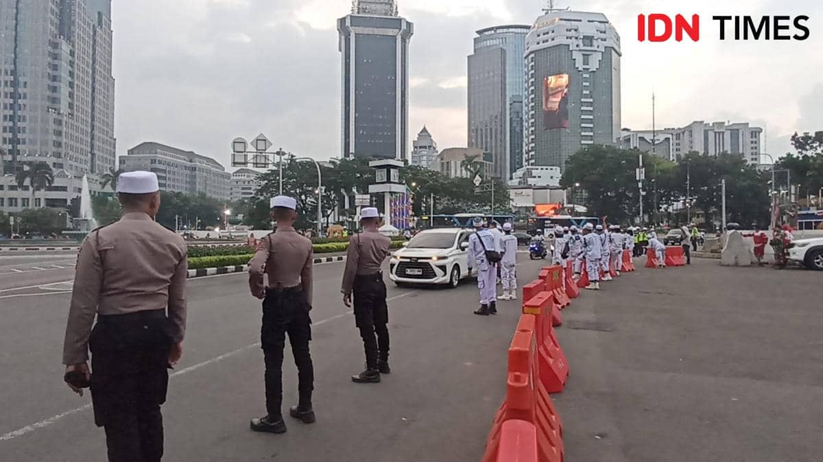 Polisi berpeci jaga reuni 212 di Monas