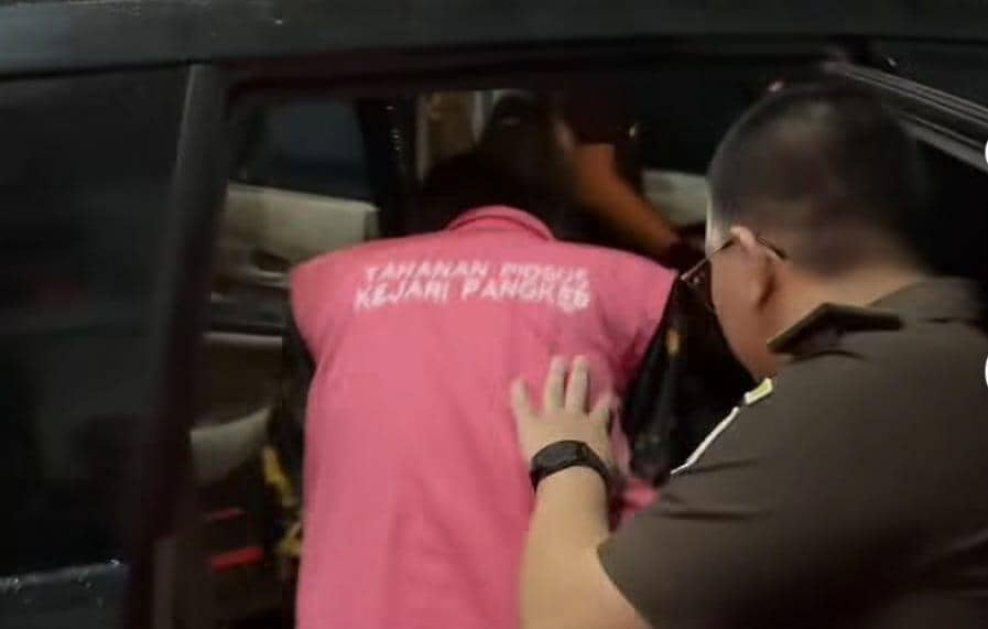 Tersangka saat digeladang masuk ke mobil tahanan Kejari Pangkep (Dok. Humas Kejari Pangkep).