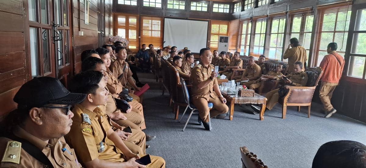 Kades di Sintang protes soal pencairan dana desa.