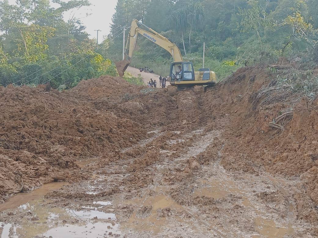 Tim PUPR Bener Meriah dan TIM PUPR Provinsi Aceh melakukan pembersihan jalan terdampak longsor di ruas jalan KKA-Bener Meriah, Provinsi Aceh pada Senin, 1 Desember 2025