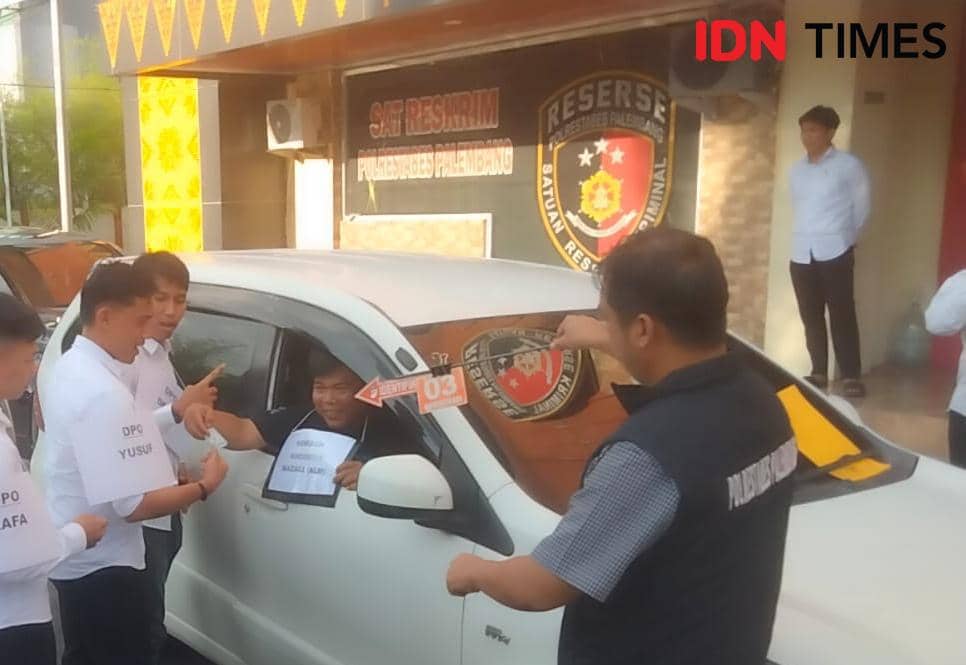 Adegan rekonstruksi pembunuhan sopir truk di Palembang digelar di Polrestabes Palembang (IDN Times/Rangga Erfizal)