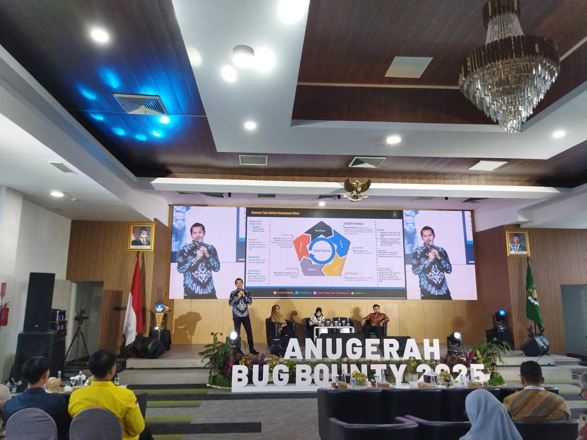 Seminar keamanan siber dalam Anugerah Bug Bounty dan EduCSIRT 2025 di Digital Learning Centre USU, Selasa (2/12/2025) (IDN Times/Doni Hermawan)