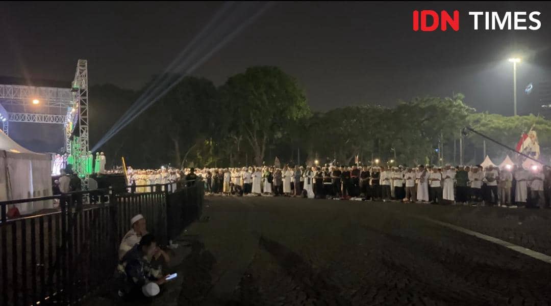Jemaah reuni 212 gelar salat gaib di Monas, Jakarta Pusat, Selasa (2/12/2025). (IDN Times/Dini Suciatiningrum)