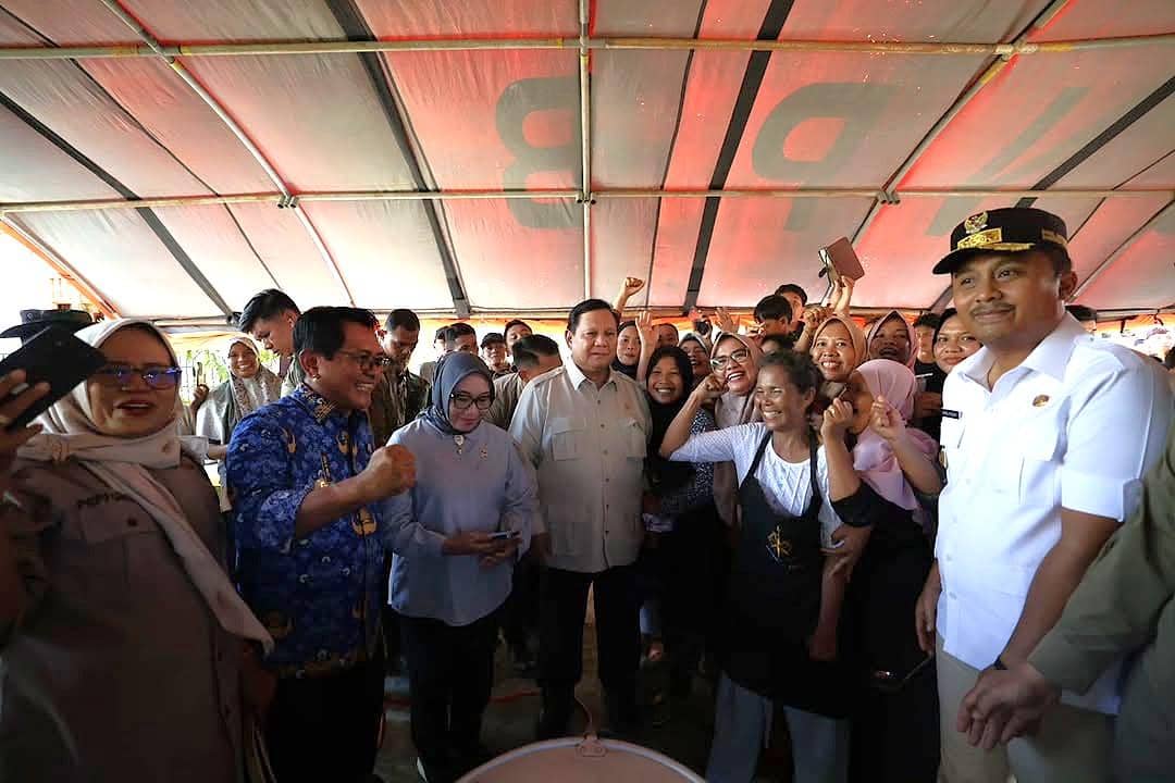 Prabowo dan Arifah Fauzi tinjau posko bencana banjir di Padang