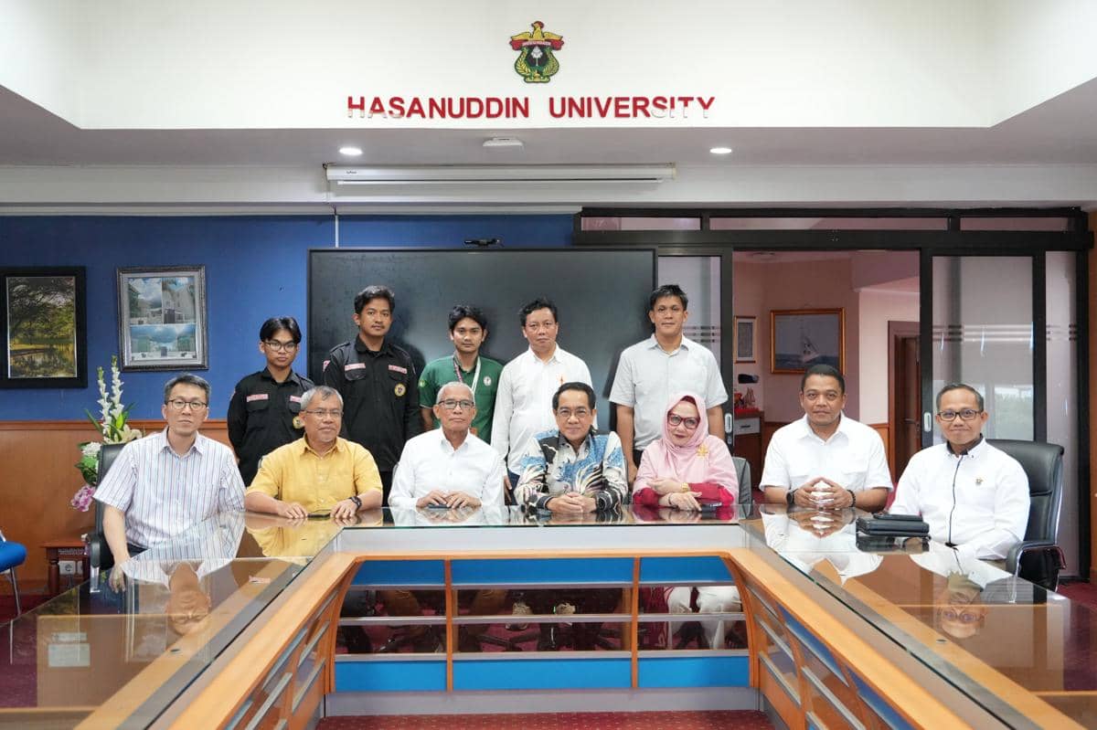 Tim Bantuan Medis dari Universitas Hasanuddin (Unhas) Makassar saat bertemu Rektor Unhas, Prof. Jamaluddin Jompa, Senin (1/12/2025). Dok. Humas Unhas