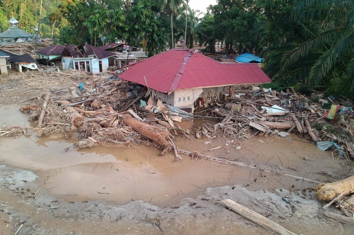 antarafoto-kerusakan-pascabanjir-bandang-di-tapanuli-selatan-1764662837.jpg