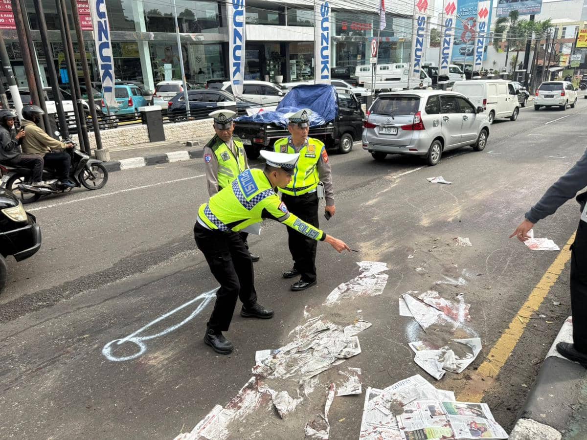 Tiga orang dilaporkan meninggal dunia dalam kecelakaan lalu lintas yang terjadi di Jalan Laksda Adisucipto Km 7,5, Dusun Janti, Caturtunggal, Depok, Sleman, Selasa (2/12/2025) pagi.