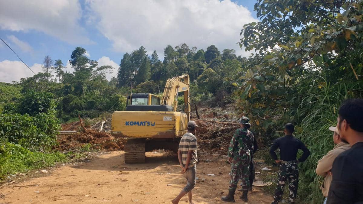 Tim PUPR Bener Meriah dan TIM PUPR Provinsi Aceh melakukan pembersihan jalan terdampak longsor di ruas jalan KKA-Bener Meriah, Provinsi Aceh pada Senin, 1 Desember 2025