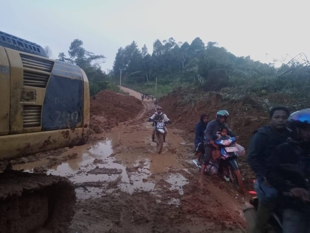 Tim PUPR Bener Meriah dan TIM PUPR Provinsi Aceh melakukan pembersihan jalan terdampak longsor di ruas jalan KKA-Bener Meriah, Provinsi Aceh pada Senin, 1 Desember 2025