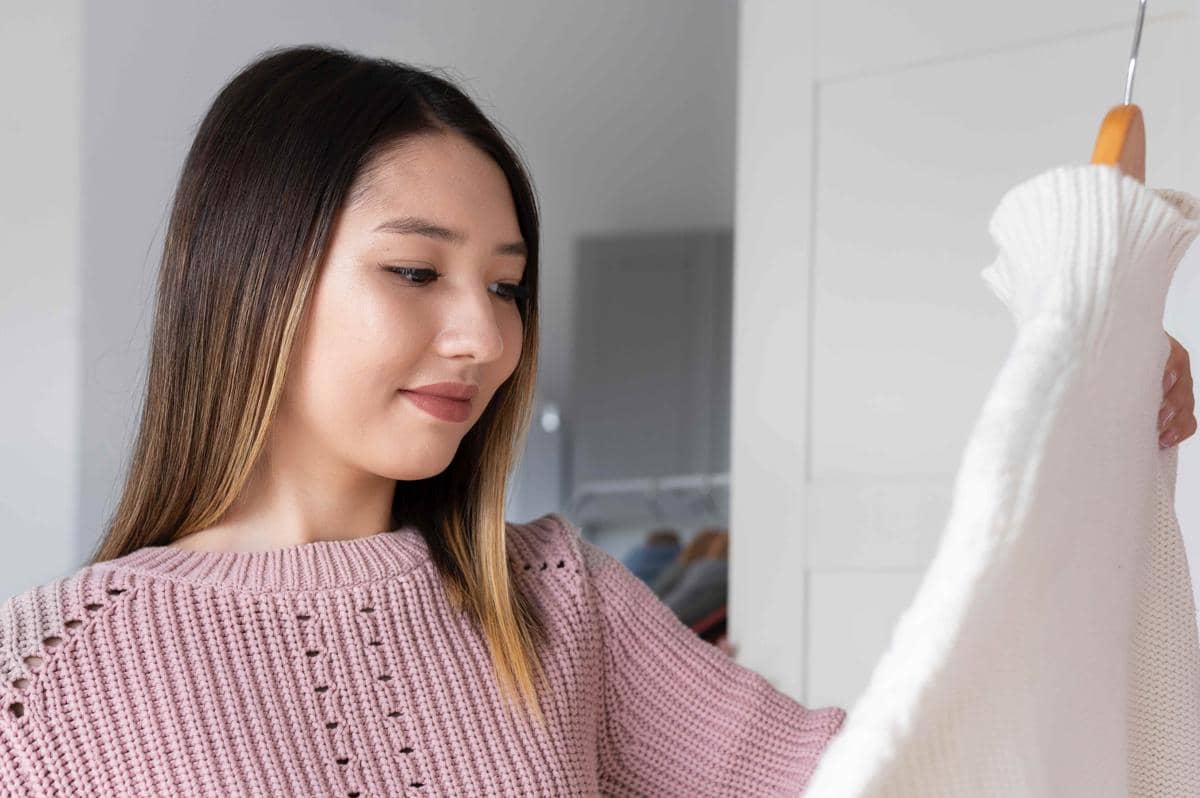 menyentuh kain lembut