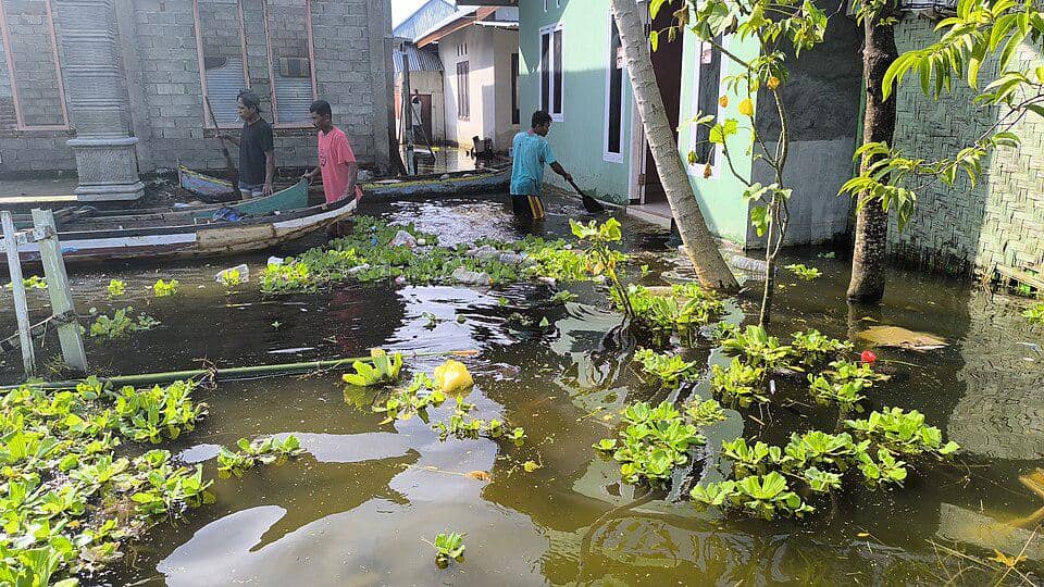 Jika terpaksa beraktivitas saat banjir, pastikan keselamatan dan kesehatan diri senantiasa terjamin.