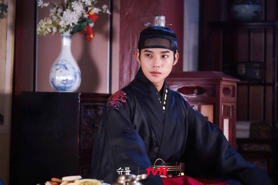 cuplikan drama  Under the Queen's Umbrella