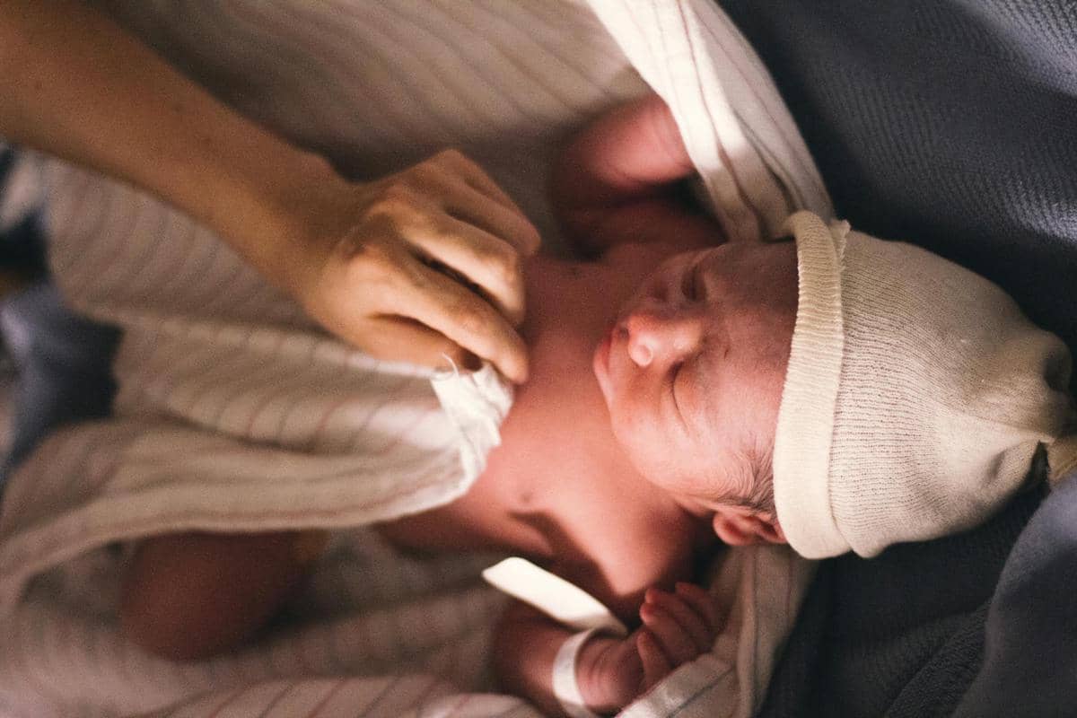 Ilustrasi bayi sebagai visual pendukung artikel, menggunakan foto stok dari Pexels karya Isaac Taylor.