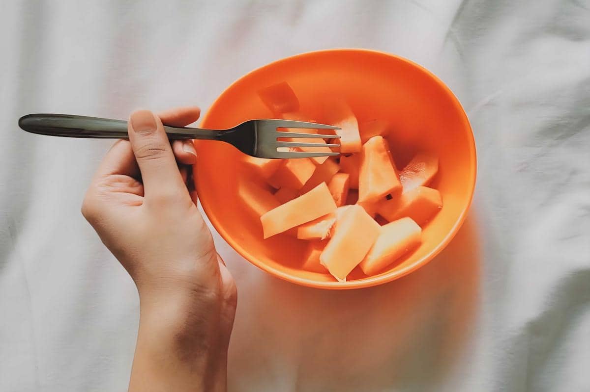 Ilustrasi memakan buah