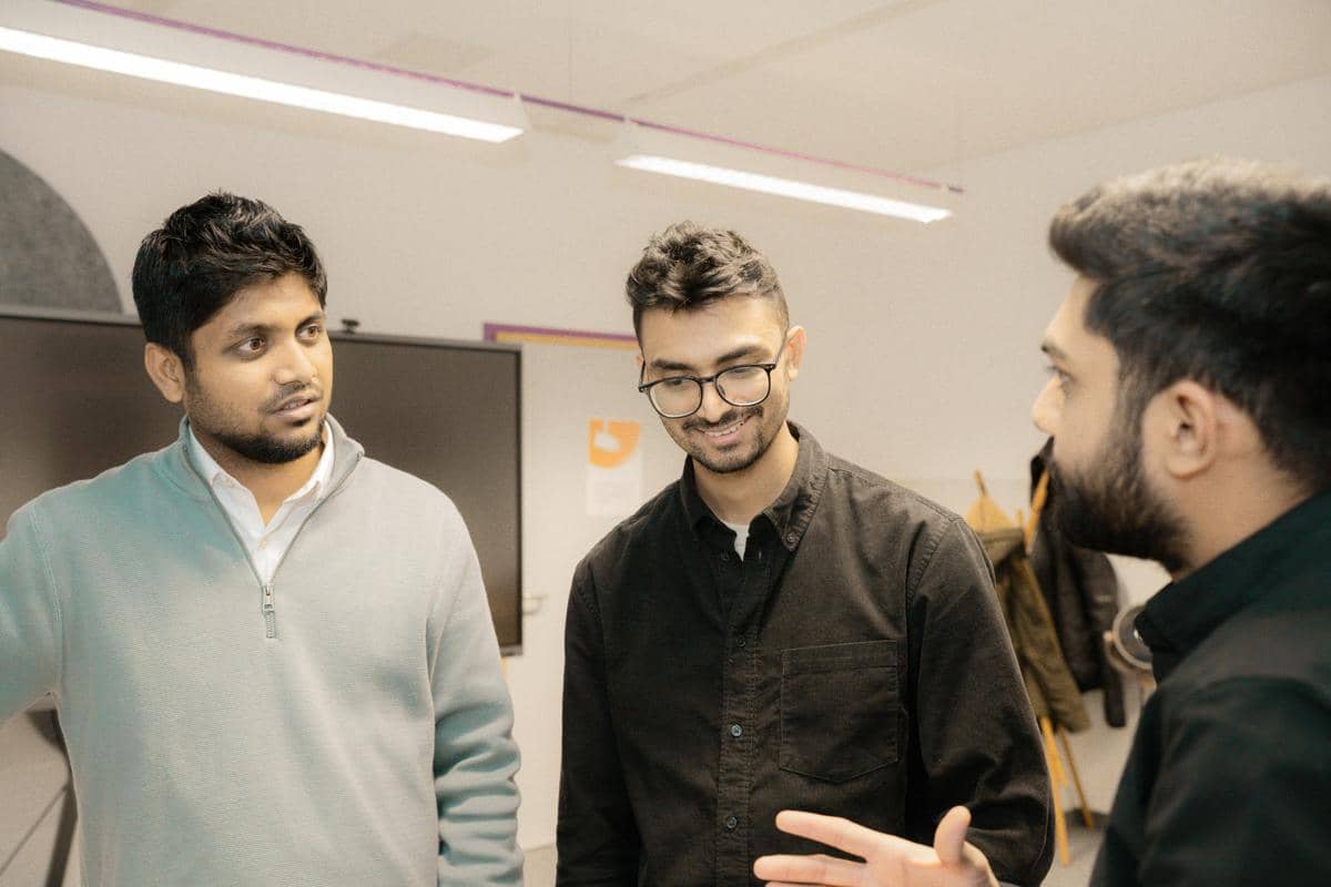 Ilustrasi interaksi sosial sebagai pria