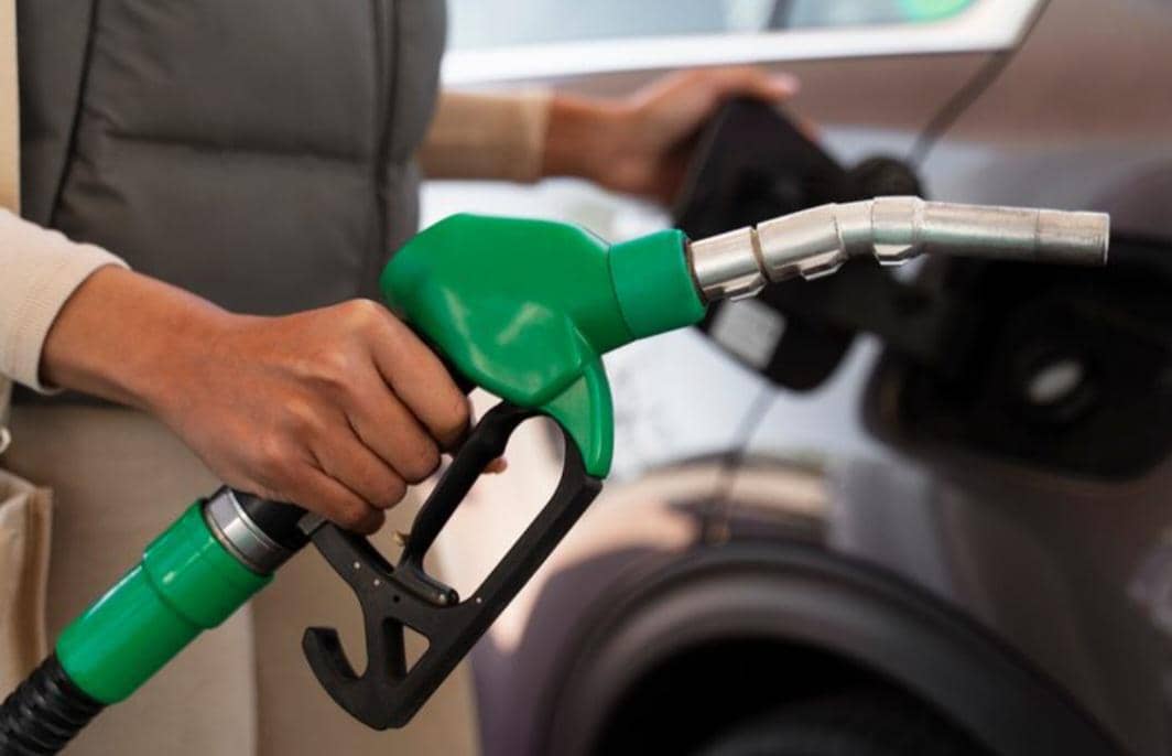 ilustrasi mengisi bahan bakar