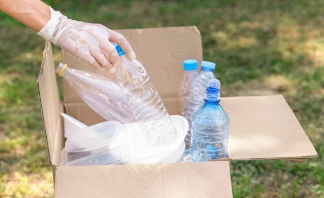 ilustrasi sampah plastik (freepik.com/freepik)