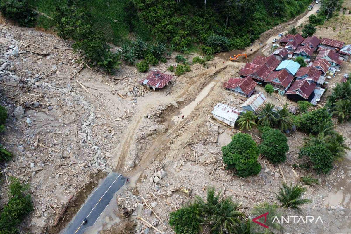 Ilustrasi - Foto udara perkampungan yang terkena longsor dan banjir bandang di Desa Sondoang, Kecamatan Kalukku, Mamuju, Sulawesi Barat, Jumat (14/10/2022)