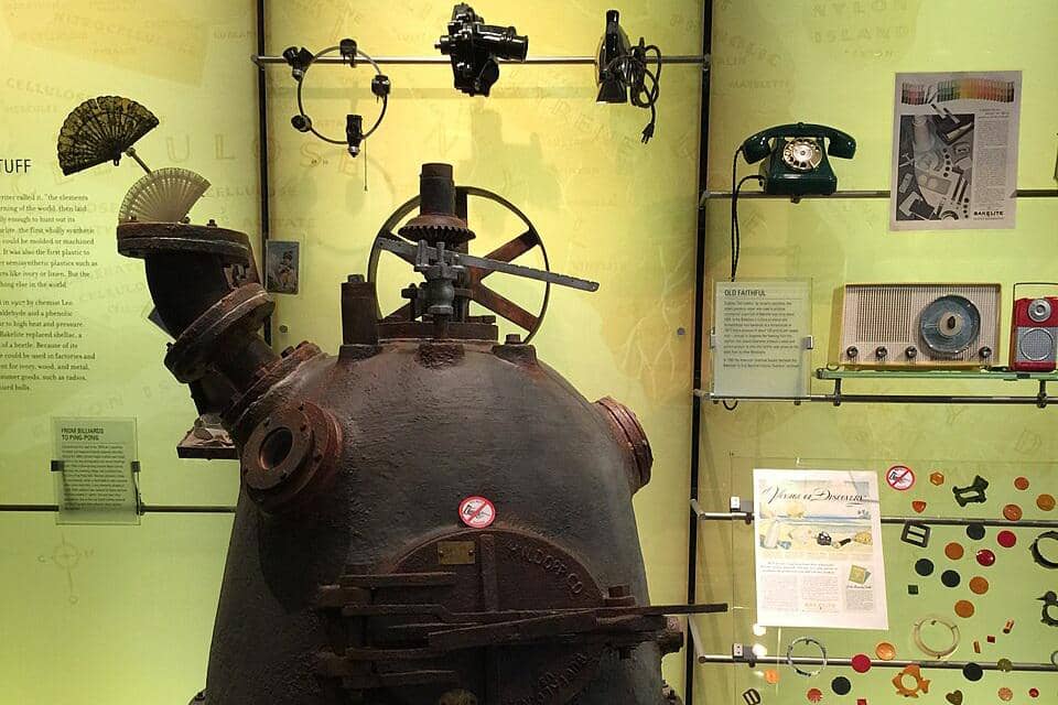 mesin bakelizer dan produk-produk yang diciptakan Leo Hendrik Baekeland di musem