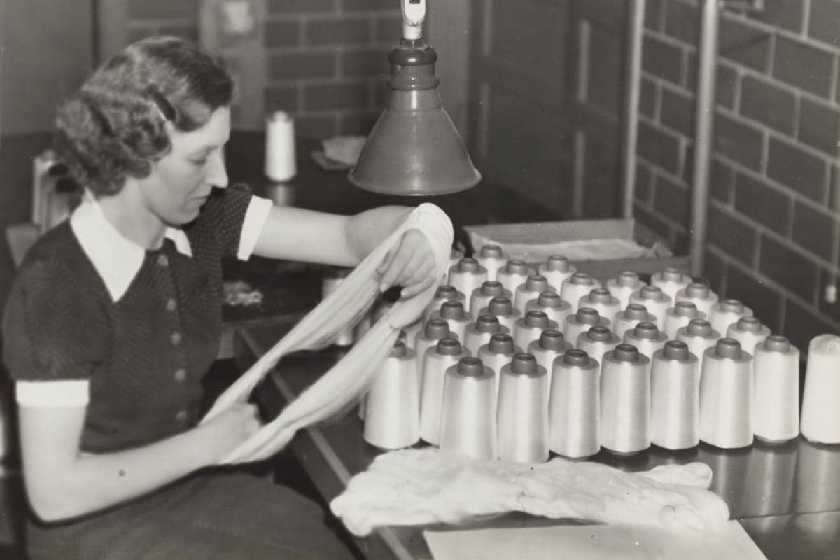 Violet Grenda sedang memeriksa benang nilon di fasilitas DuPont dalam tahap awal produksi dan penelitian nilon.