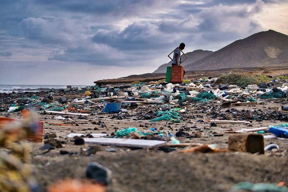pantai yang dipenuhi sampah plastik di pulau Santa Luzia, Tanjung Verde