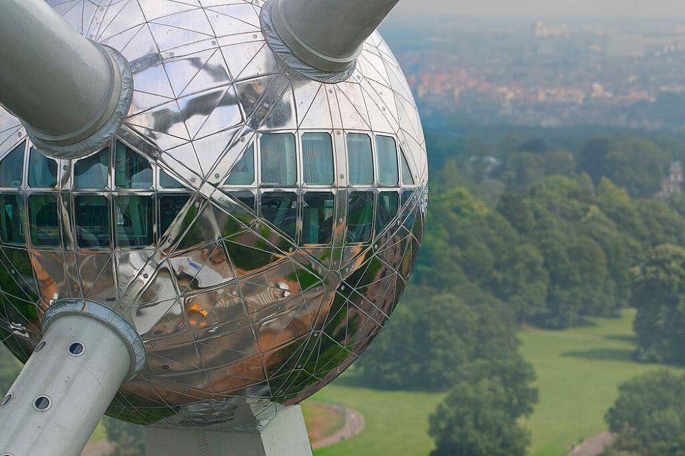 Bola Atomium dari jarak dekat
