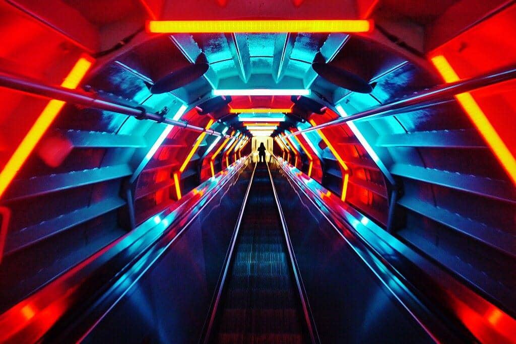 Instalasi pertunjukan lampu di salah satu lorong Atomium