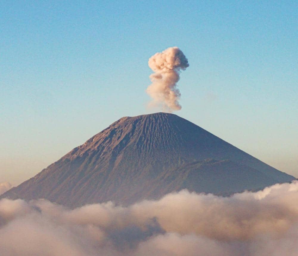 erupsi Gunung Semeru dari kejauhan