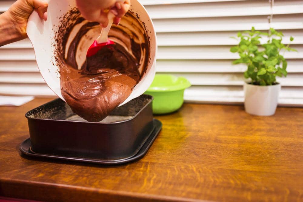 ilustrasi menuangkan cokelat