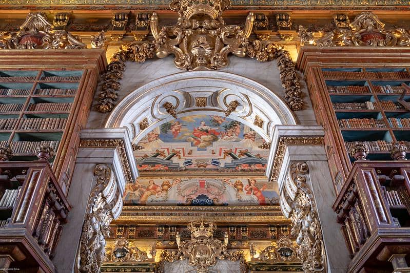 Potret interior Barok di Biblioteca Joanina