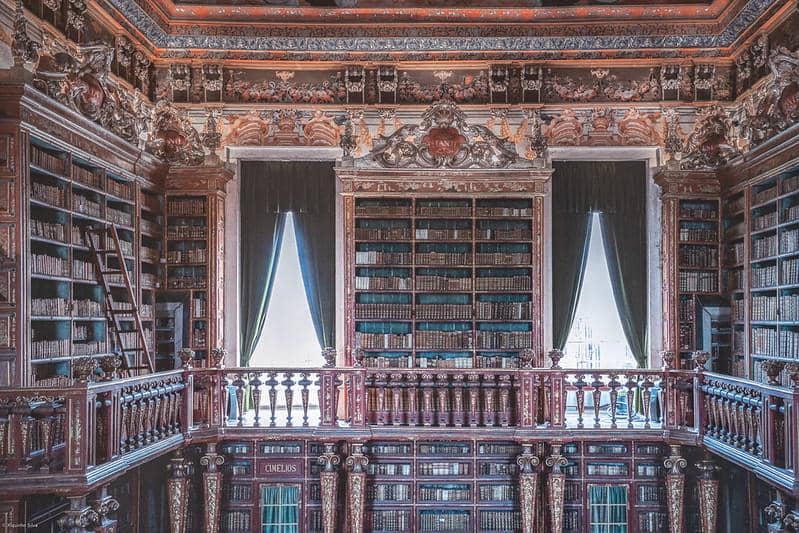 Potret koleksi buku di Biblioteca Joanina